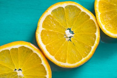 Parlak mavi zemin üzerine sulu Portakal dilim