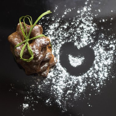 Siyah arka plan üzerine pudra şekeri ile buzlu Bavyera tanımlama bilgileri