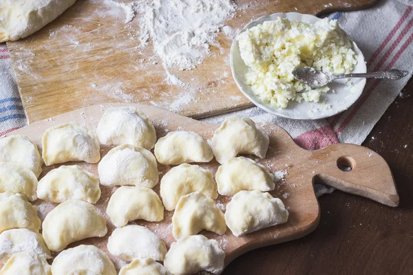 Vareniki tradicional ucraniano cru com queijo cottage — Fotografia de Stock