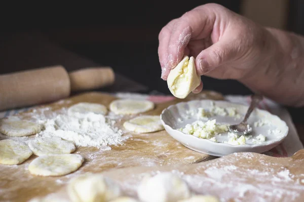 Babcia w gotowaniu vareniki z serem — Zdjęcie stockowe