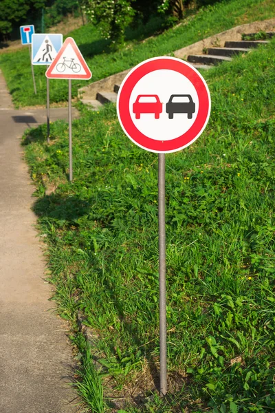 No overtaking sign on the training kids road — Stock Photo, Image