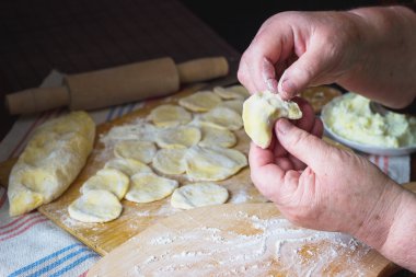 Büyükanne el vareniki süzme peynir ile yemek