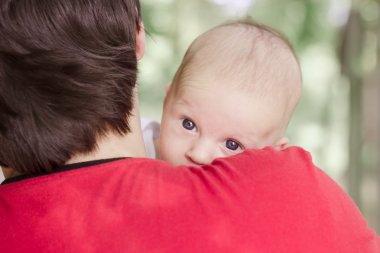 Tatlı bebek babasının omzuna yalan