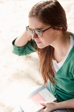 Kadın sadece kitap okumak konu üzerinde düşünüyor