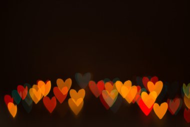 Kalp şekli ışıklar hatta koyu arka plan