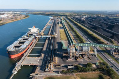 25 Nisan 2021 - Newcastle, NSW, Avustralya. Japon yük gemisi NAGARA MARU 'nun hava görüntüsü kömür yükleme altyapısı ve yakındaki kömür stoğuyla birlikte yükleniyor.