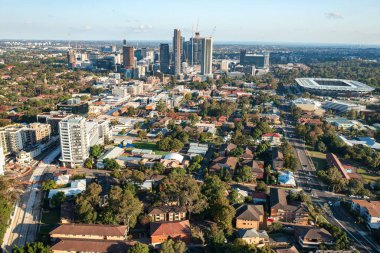 Parramatta, NSW, Avustralya - 18 Nisan 2021. Parramatta şehir silueti, Kuzey Parramatta 'dan hava manzarası.