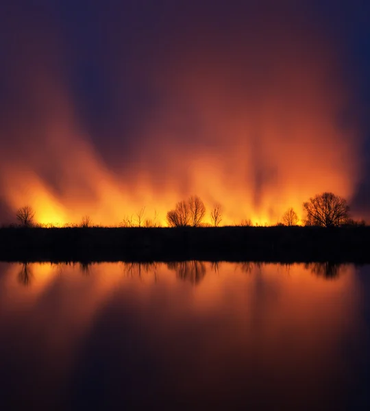 Burning a field near the Dnieper River — Stock Photo, Image
