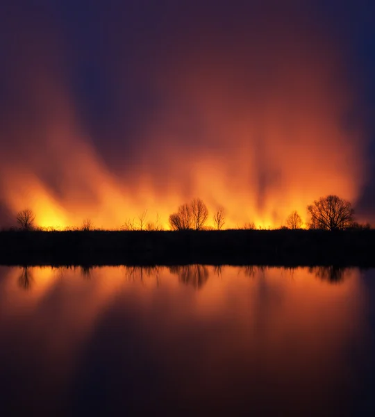 Quemando un campo cerca del río Dniéper —  Fotos de Stock