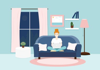 Kız mavi iç kanepede dizüstü bilgisayarla oturuyor. Evde uzaktan çalışma, boş zaman, çevrimiçi.