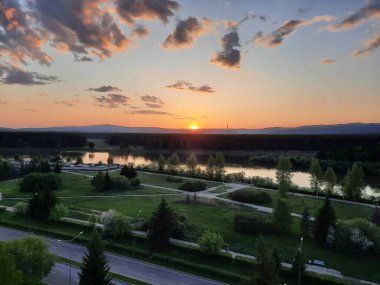    Kan nehrinde gün batımı. Zelenogorsk Krasnoyarsk Bölgesi