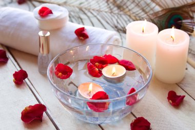 Spa gevşeme mumlar ve gül ile