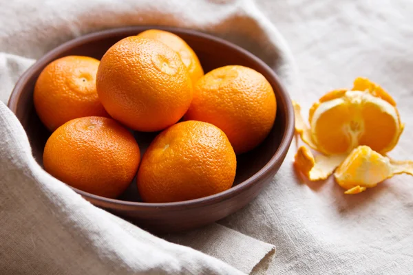 Свіжі мандарини в мисці — стокове фото