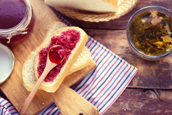 Mermelada de frambuesa con pan y té — Foto de Stock