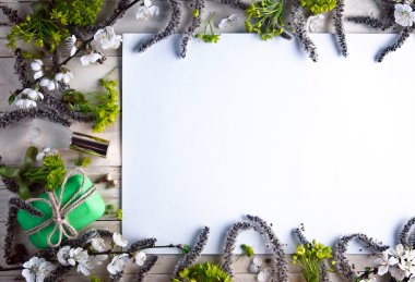 Tahta arka planda bahar çiçekleri