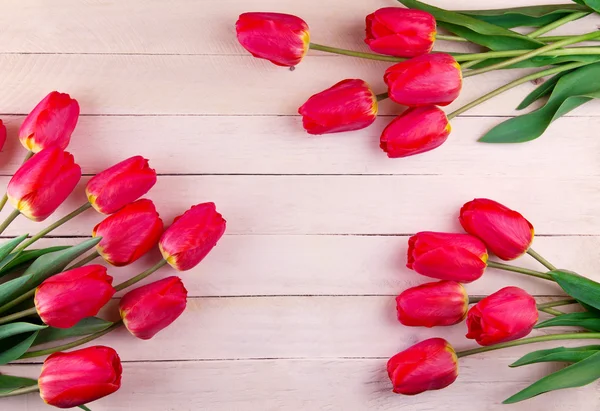 Rode tulpen op de houten achtergrond — Stockfoto