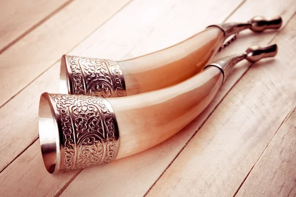 Curved drinking horns — Stock Photo, Image