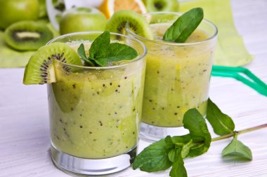 Nane ve meyve ahşap zemin üzerine yeşil smoothie