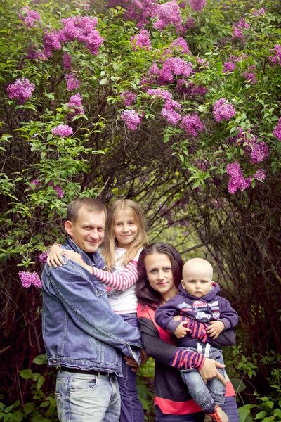 Felice giovane famiglia — Foto Stock