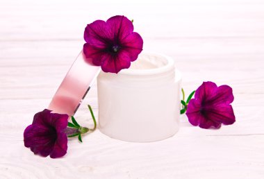 Çiçekli nemlendirici krem