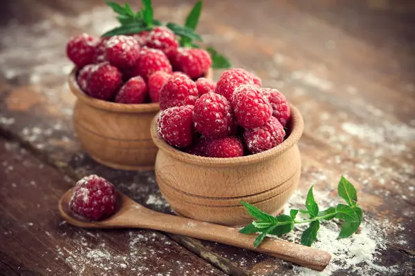木制背景上成熟甜莓 — 图库照片