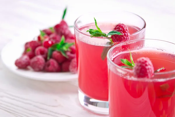 Refreshing raspberry drink with mint — Stock Photo, Image