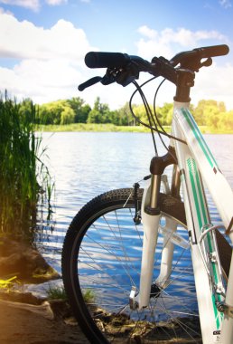 Nehir kıyısında bisiklet