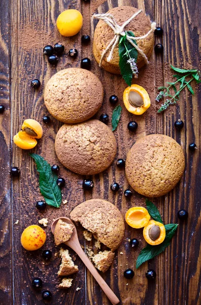 Outmeal biscuits with apricots and mint — Stock Photo, Image