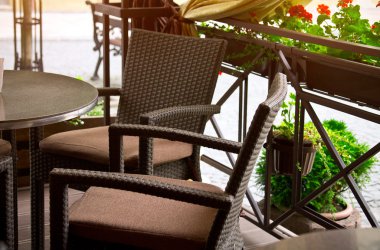 Boş kahve terasında masa ve sandalye