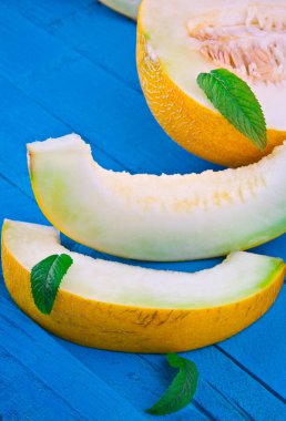 Ahşap arka planda dilimlenmiş kavun