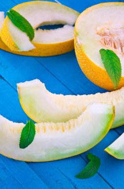 Ahşap arka planda dilimlenmiş kavun