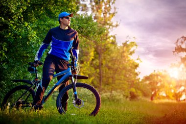 Motorcu orman yolu üzerinde