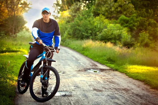 Motociclista na estrada — Fotografia de Stock