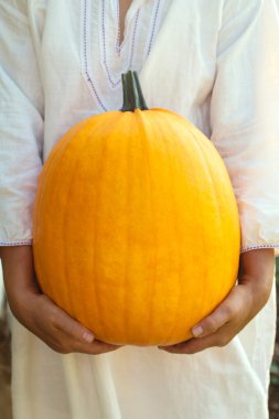 Taze kabak elinde tutan çiftçi kadın.