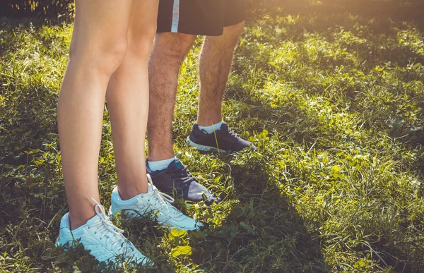 Pareja deportiva con zapatillas — Foto de Stock