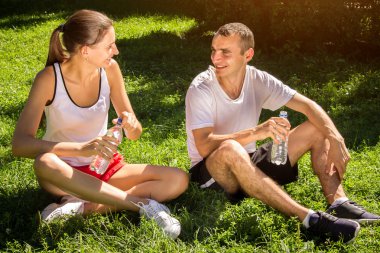 Genç çift eğitim ve içme suyu sonra dinlenme