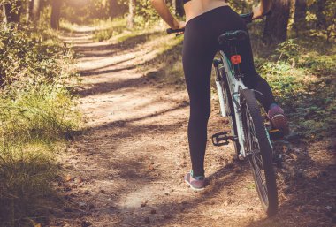 Ormanın bir bisiklet sürme kadın