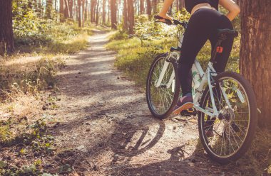 Ormanın bir bisiklet sürme kadın