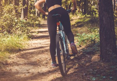 Ormanın bir bisiklet sürme kadın