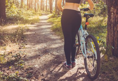 Ormanın bir bisiklet sürme kadın