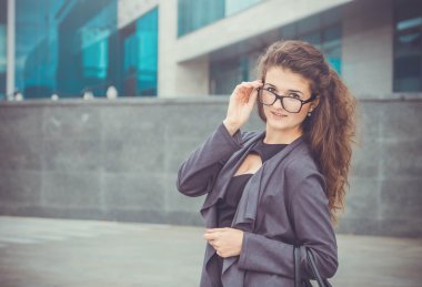 Gözlüklü mutlu genç kadın.