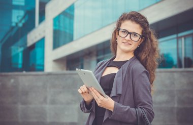 Mutlu kadın gözlük tablet kullanma