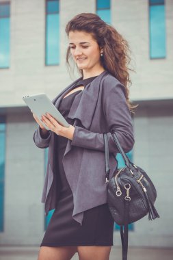 mutlu bir kadın tablet kullanma