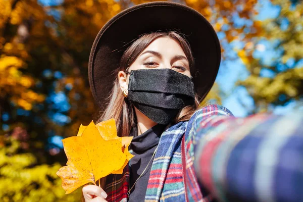 Retrato Mulher Usando Máscara Parque Outono Durante Pandemia Coronavírus Covid — Fotografia de Stock