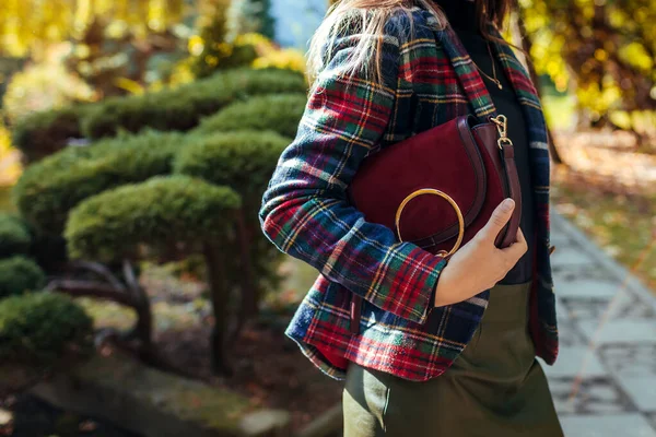 Mulher Segurando Bolsa Borgonha Elegante Vestindo Roupa Queda Parque Outono — Fotografia de Stock