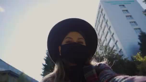 Woman Wears Protective Mask Outdoors Coronavirus Covid Pandemic Girl Enjoys — Stock Video