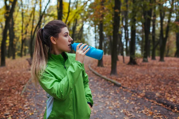 Runner Having Rest Workout Autumn Park Woman Drinking Water Sitting — Stock Photo, Image