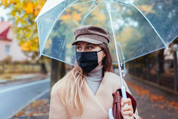 Молодая Женщина Защитной Маске Идет Улице Осеннего Города Прозрачным Зонтиком — стоковое фото
