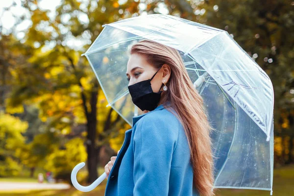 공원에서 우산을 여성의 사진을 클로즈업 코로나 바이러스 Covid — 스톡 사진