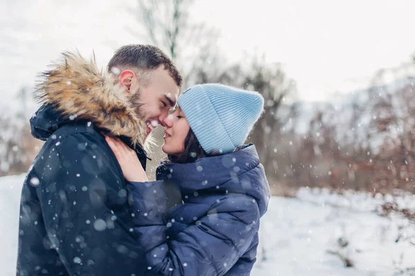 Hombre Mujer Besándose Abrazándose Bosque Invernal Pareja Disfrutando Nevadas Aire — Foto de Stock